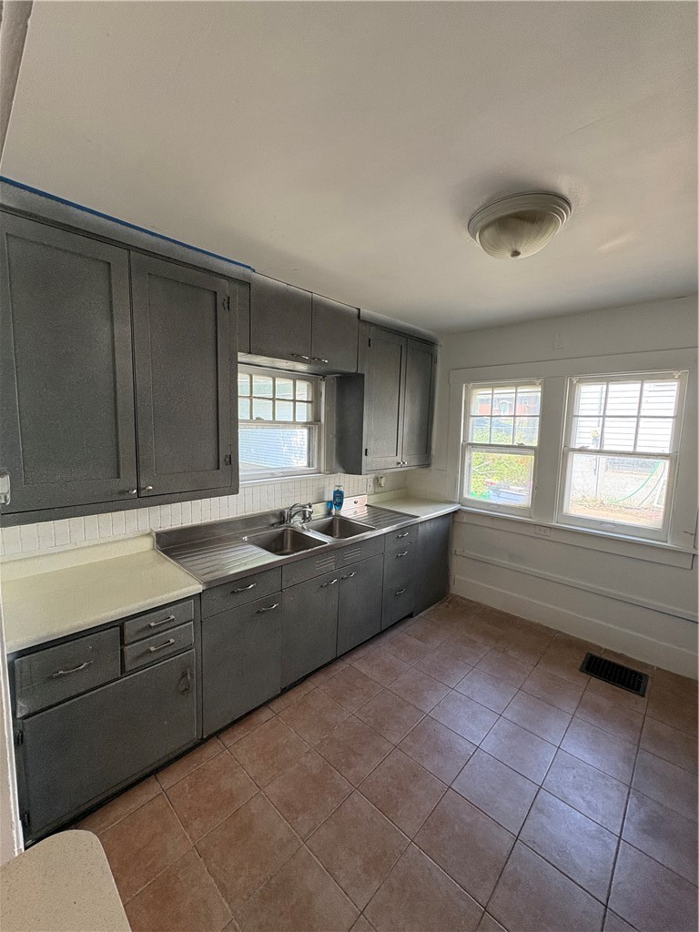 1095 Clay Street Property Photo 7