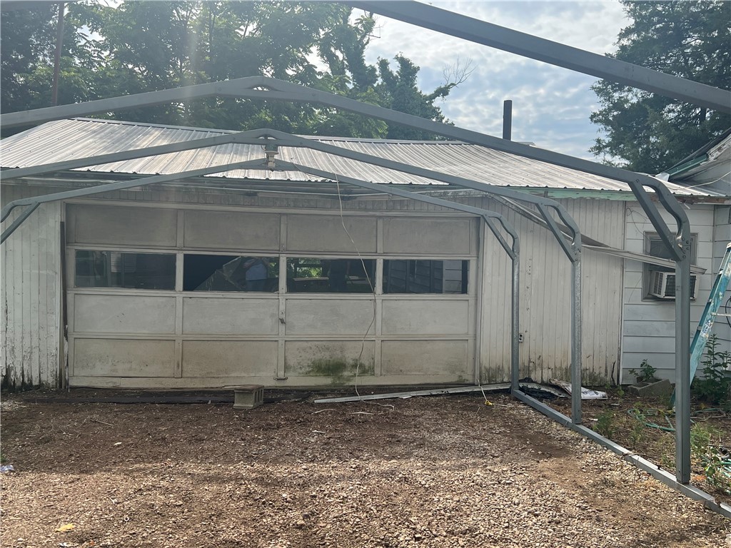 207 N Steele Street Property Photo 7