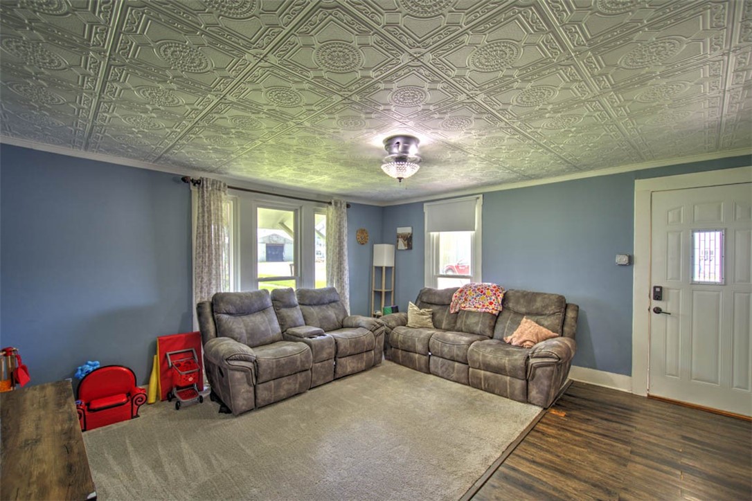 114 S Oak Street Property Photo 8