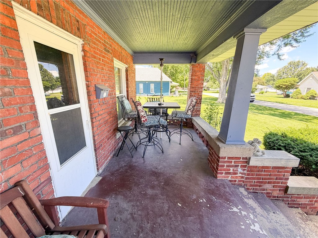 611 E Jackson Avenue Property Photo 3