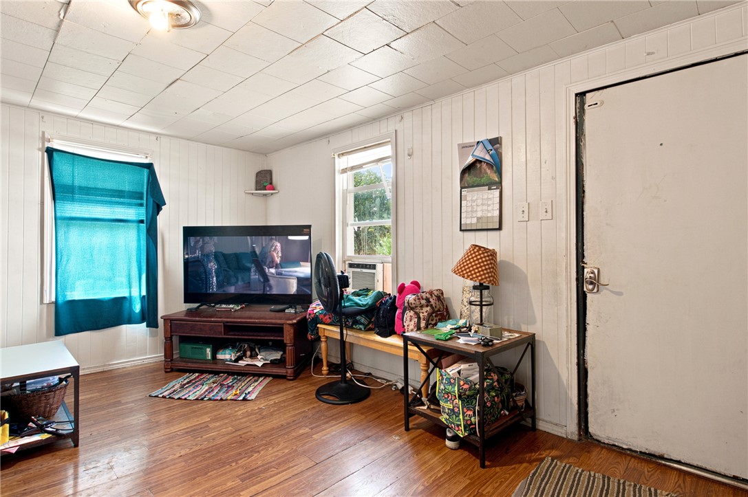 201 W Madison Avenue Property Photo 7