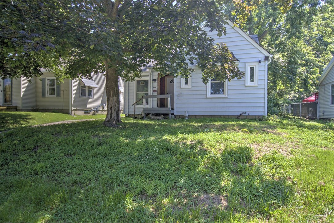 946 N University Avenue Property Photo 4