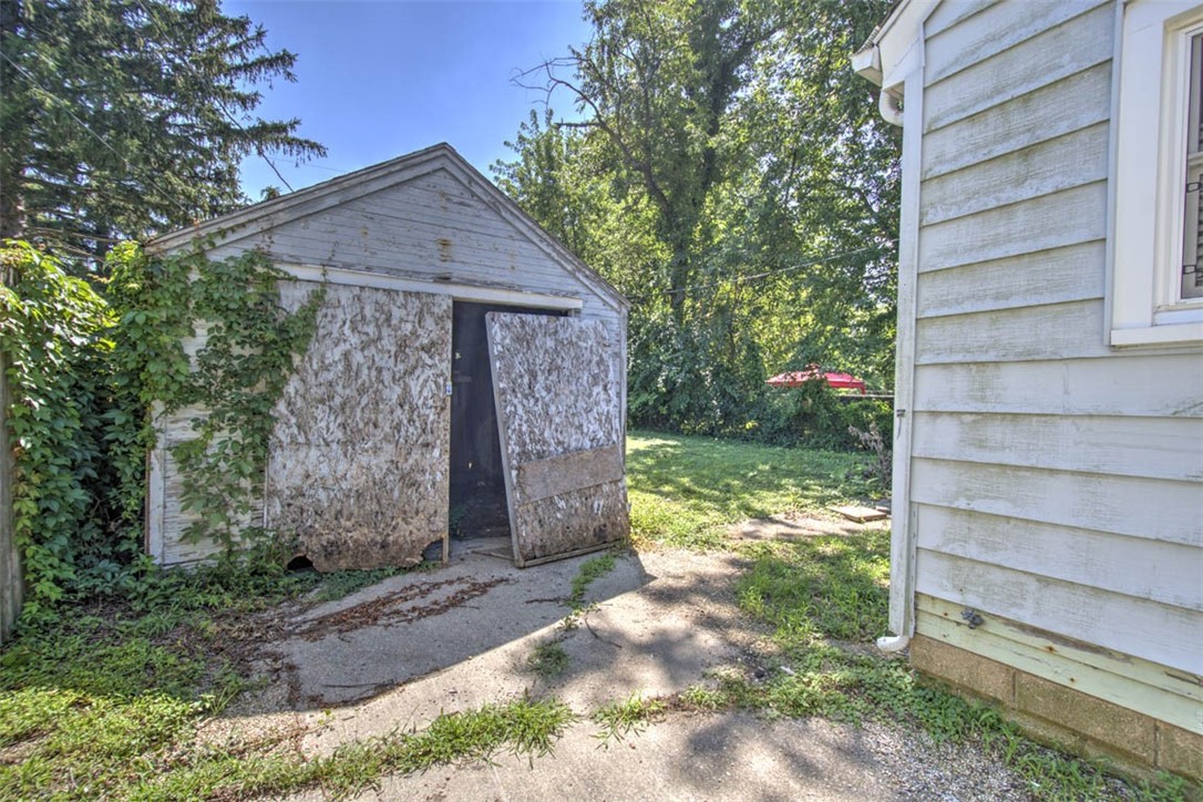946 N University Avenue Property Photo 7