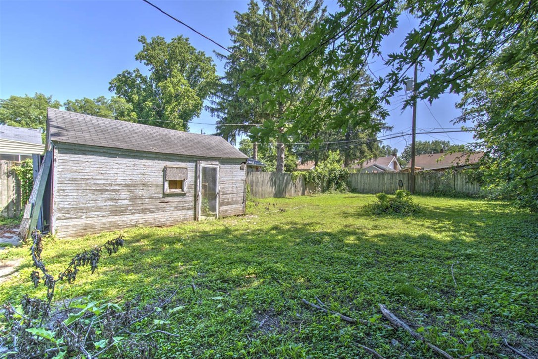946 N University Avenue Property Photo 8