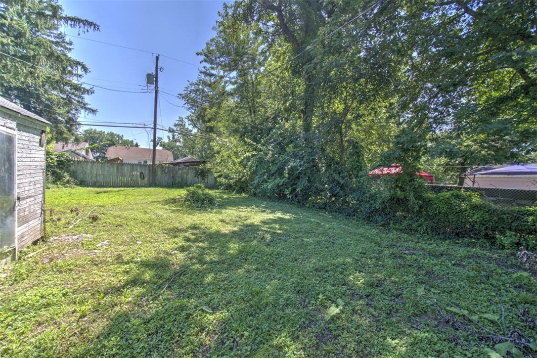 946 N University Avenue Property Photo 9
