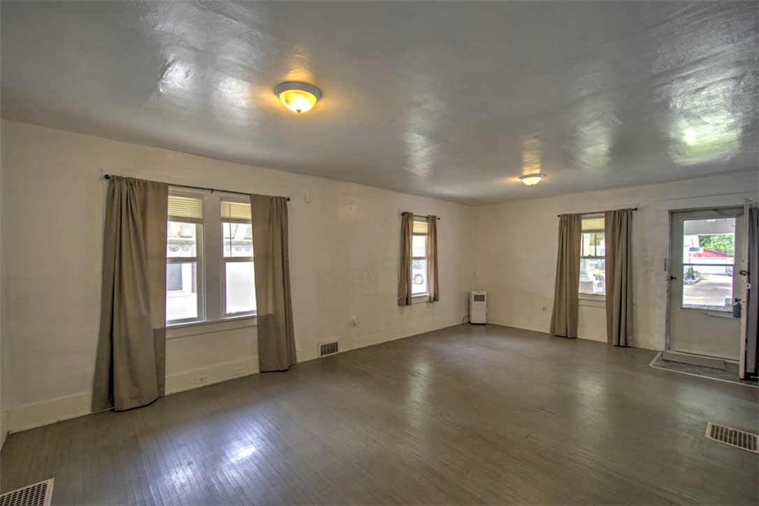 1371 E Division Street Property Photo 4