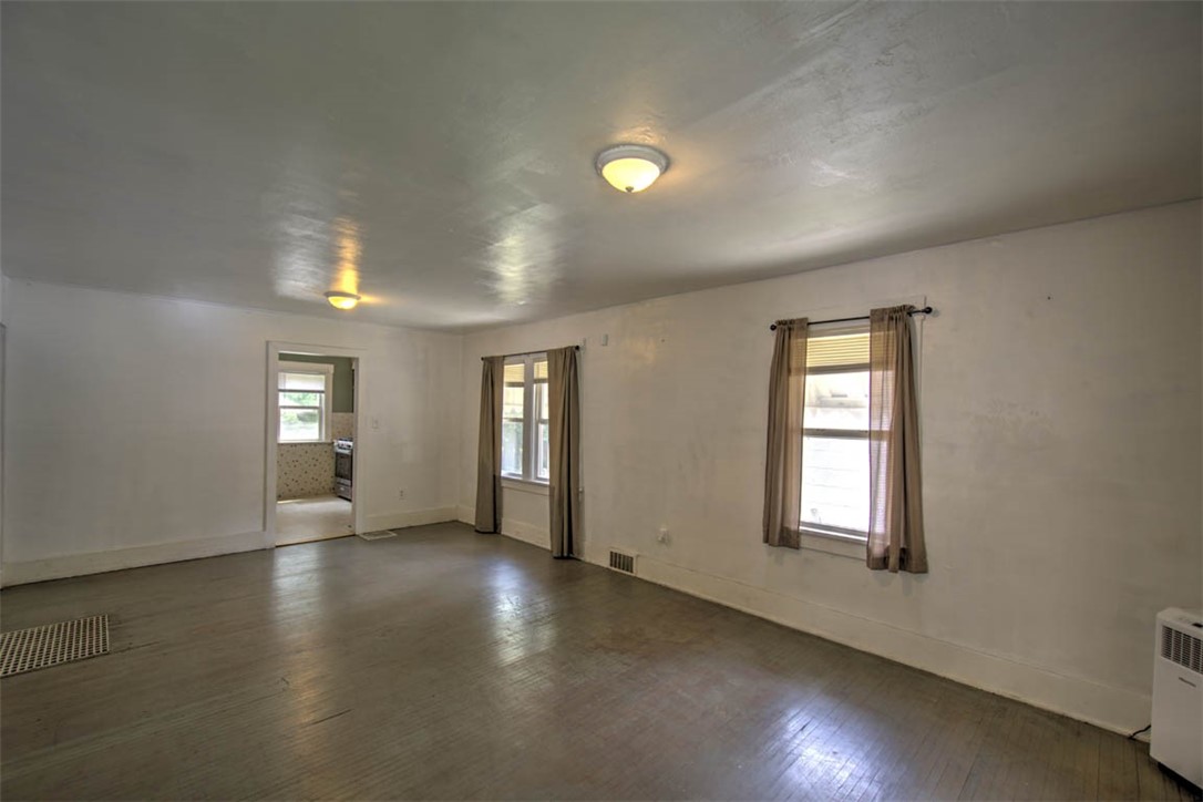 1371 E Division Street Property Photo 5