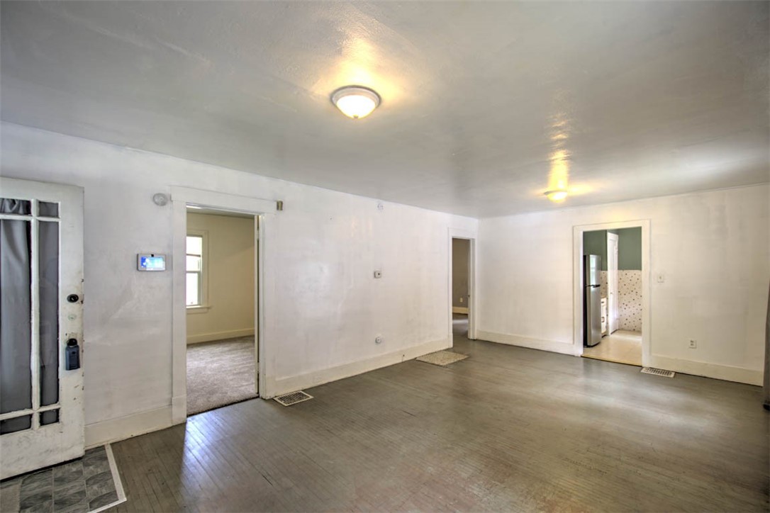 1371 E Division Street Property Photo 6