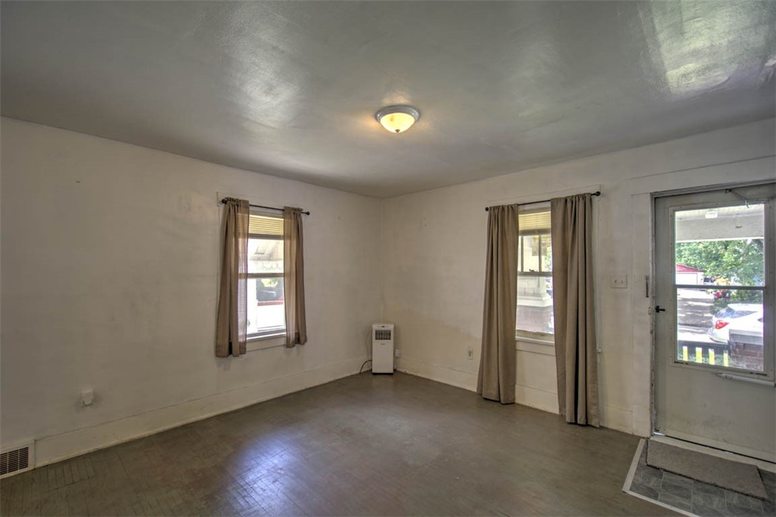 1371 E Division Street Property Photo 7