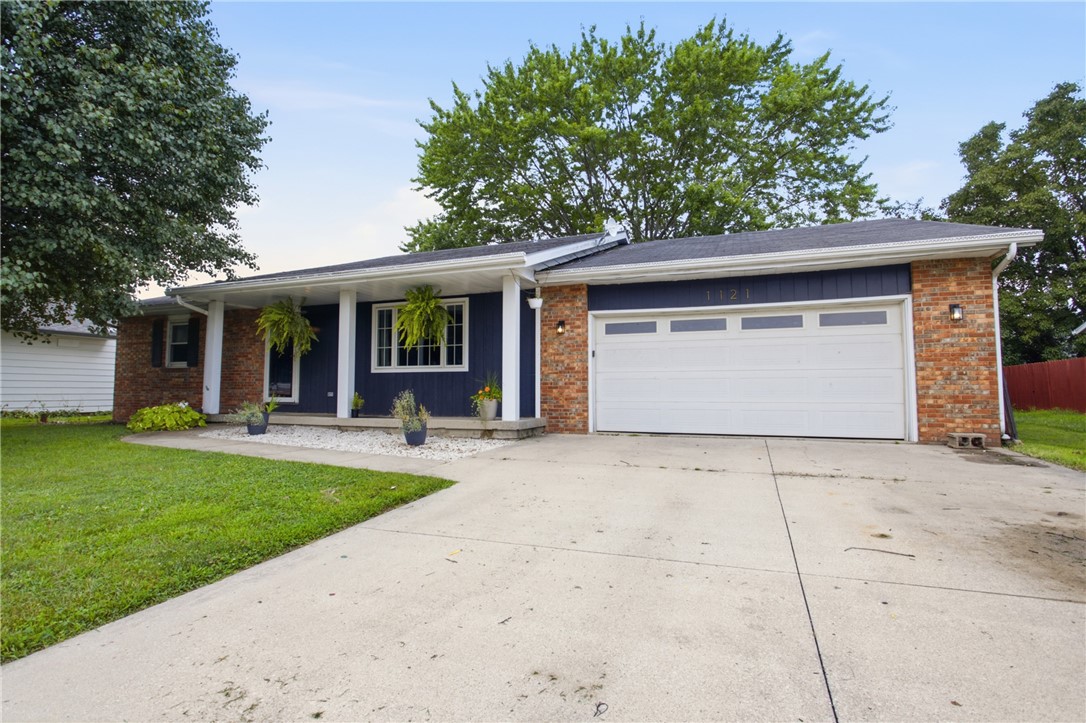 1121 Collins Drive Property Photo 1