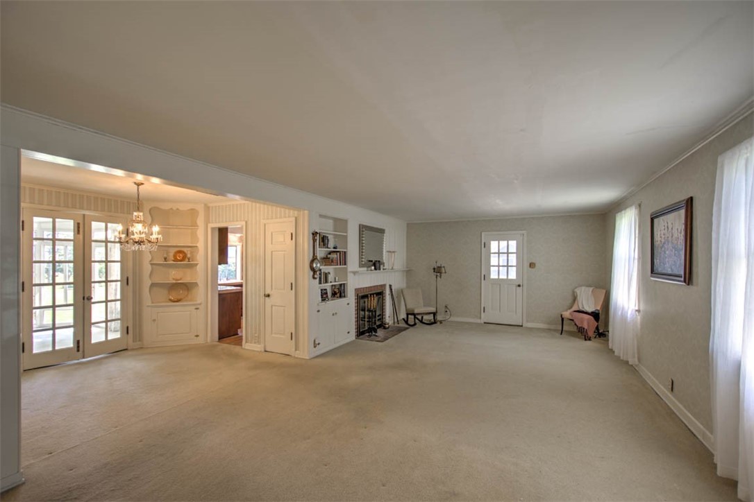 222 E North Street Property Photo 6