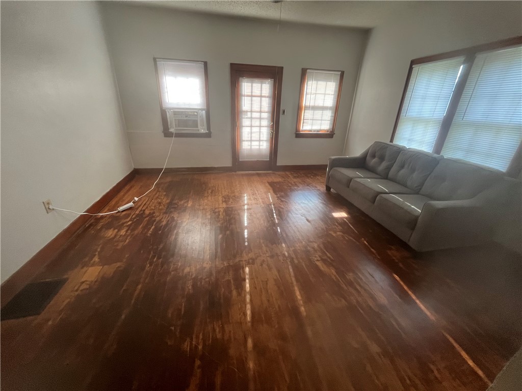 703 10th Street Property Photo 3