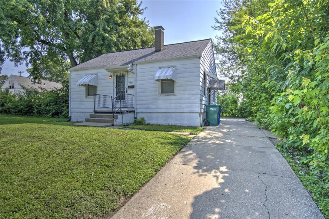 1966 N Lowber Street Property Photo 2