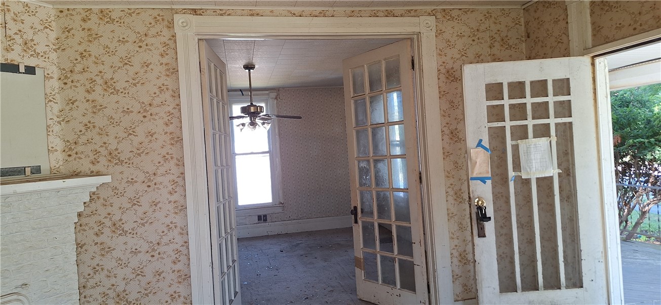 212 E Crawford Street Property Photo 5