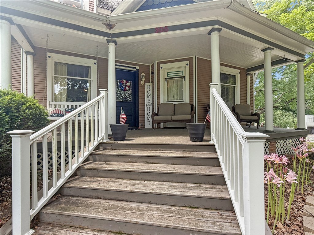 305 S Division Street Property Photo 3