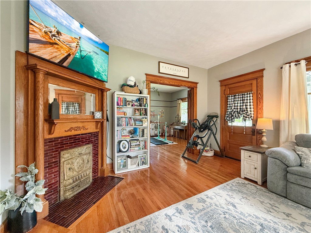 305 S Division Street Property Photo 4