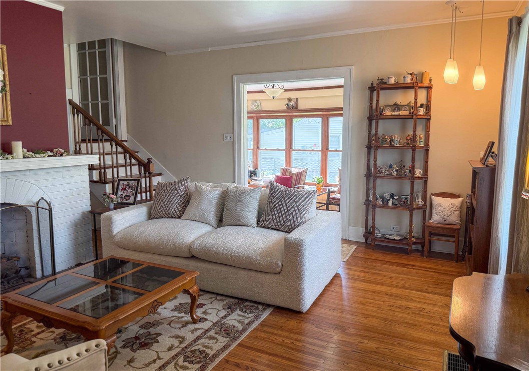 214 E Woodlawn Avenue Property Photo 2
