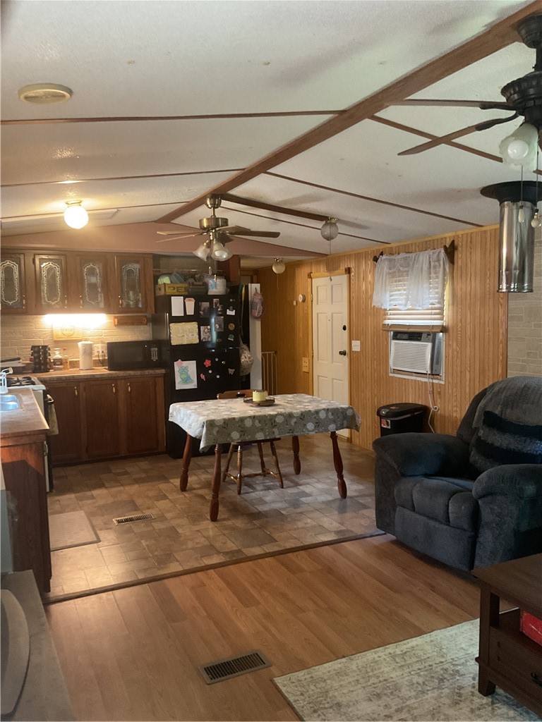 202 Benton Street Property Photo 4