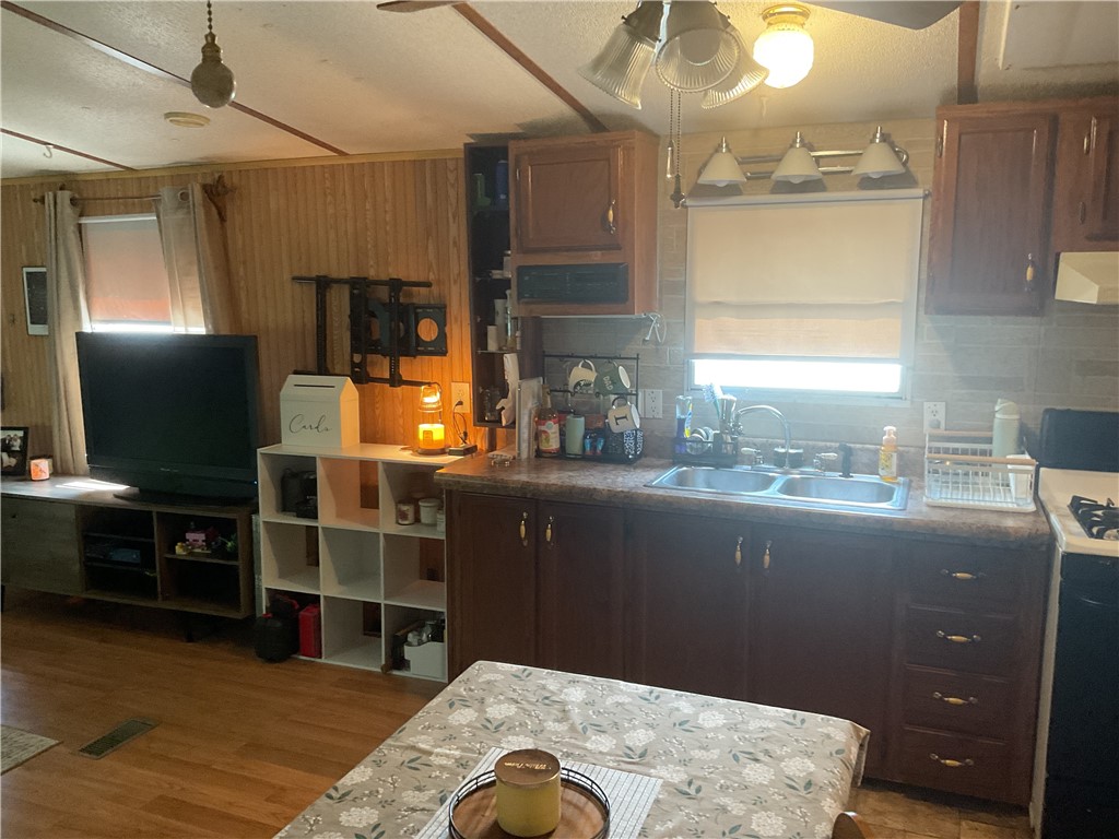 202 Benton Street Property Photo 6