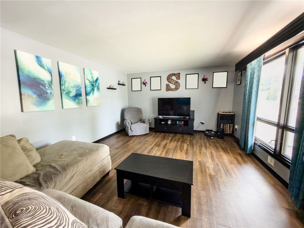 201 W Craft Street Property Photo 3
