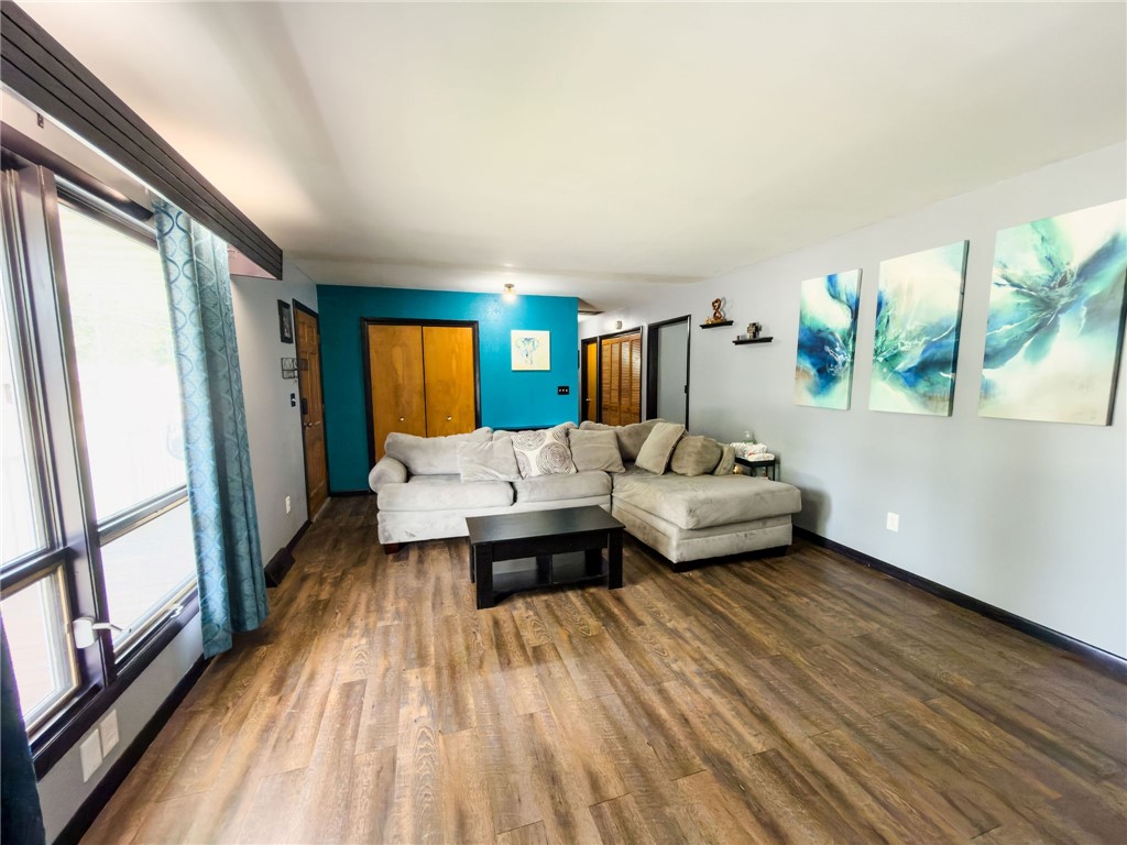 201 W Craft Street Property Photo 4