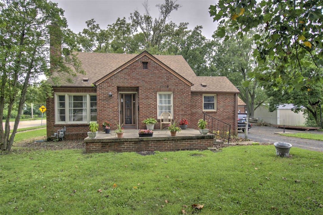 1305 N Summit Avenue Property Photo 3