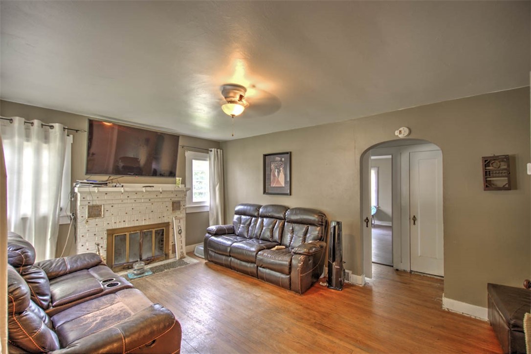 1305 N Summit Avenue Property Photo 4