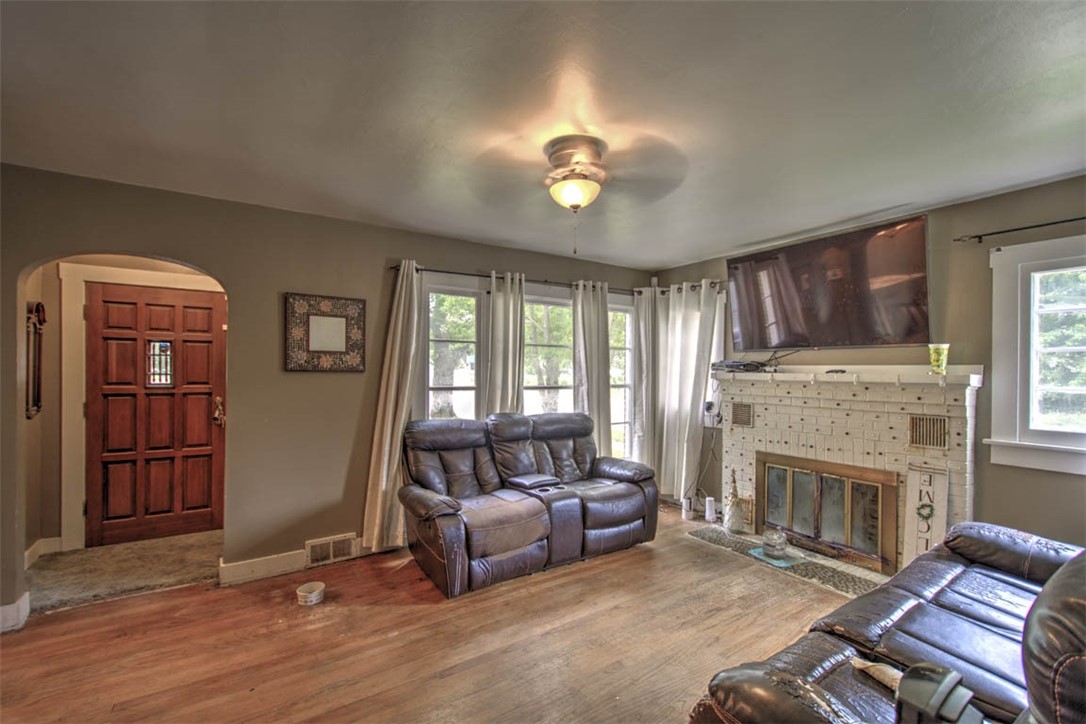1305 N Summit Avenue Property Photo 5