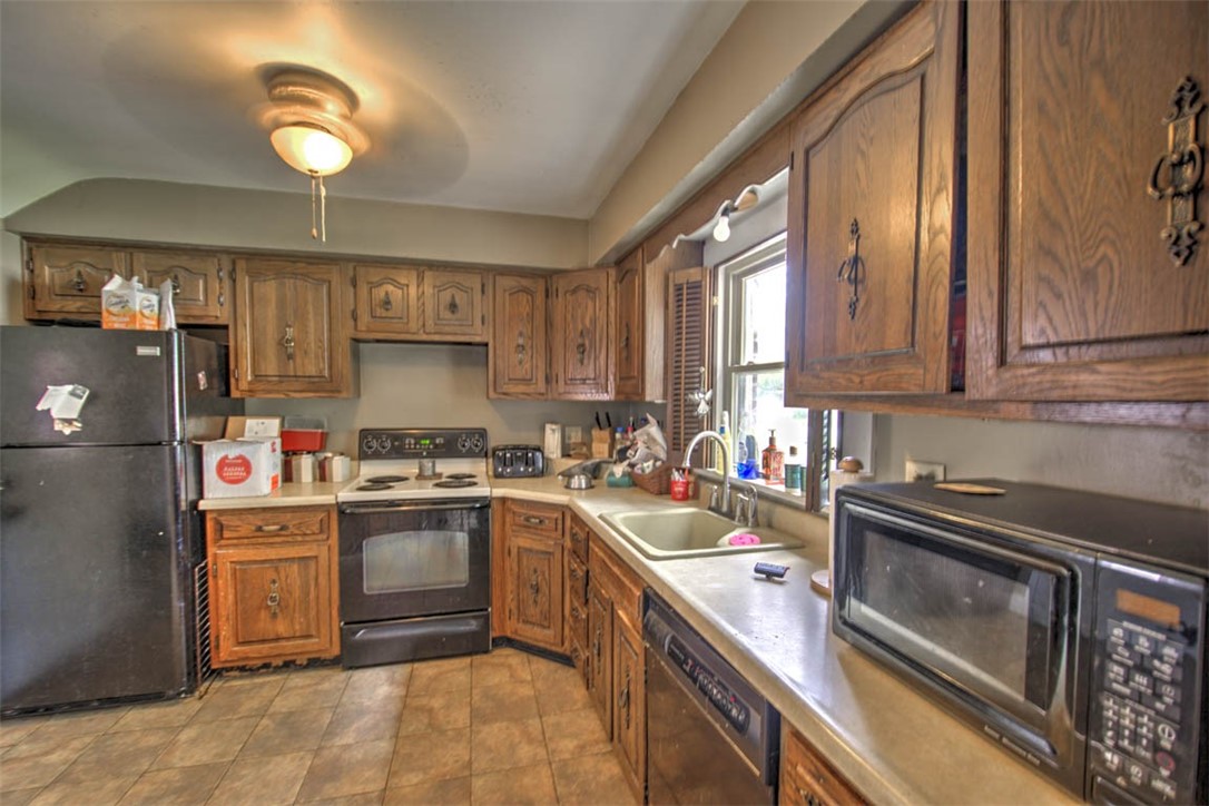 1305 N Summit Avenue Property Photo 9