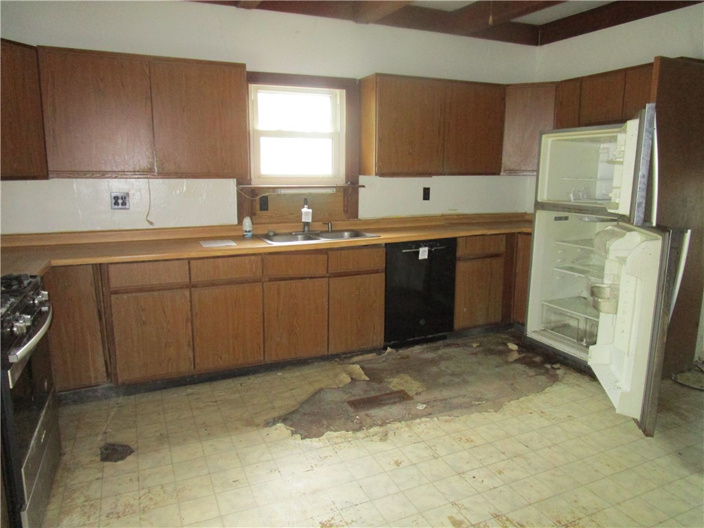 800 E 3rd Street Property Photo 5