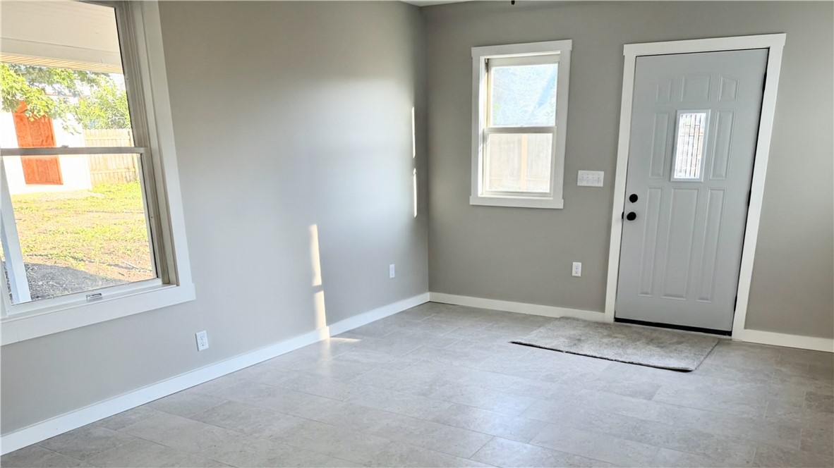 123 N Orange Street Property Photo 2
