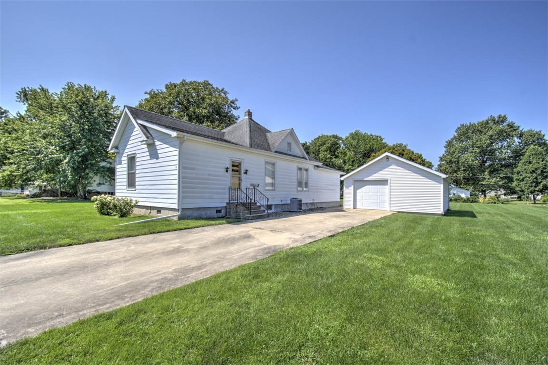 211 S Locust Street Property Photo 8