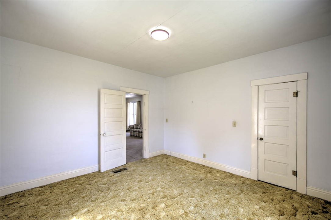 211 S Locust Street Property Photo 18