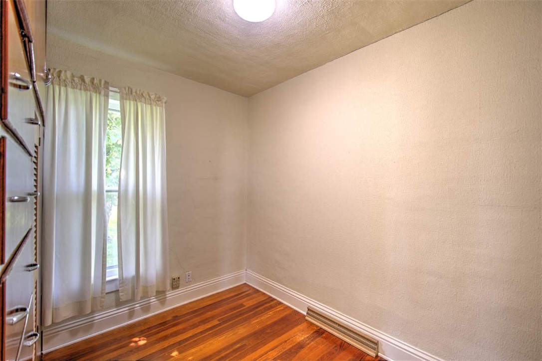 211 S Locust Street Property Photo 19
