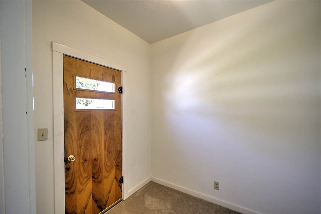 211 S Locust Street Property Photo 25