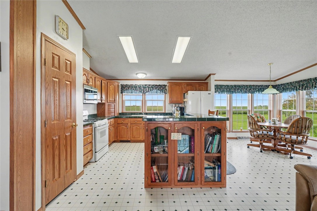 2225 E 1700th Road Property Photo 12