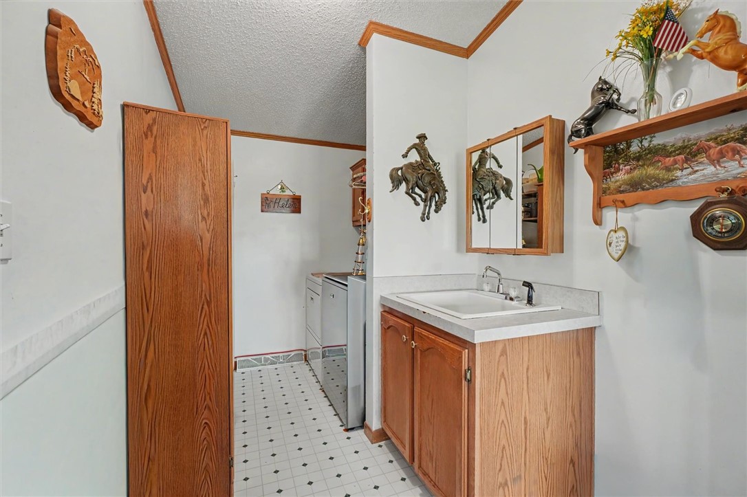 2225 E 1700th Road Property Photo 19