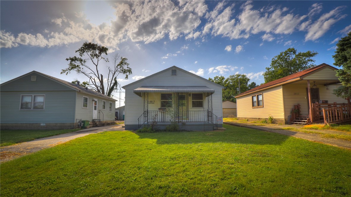 1007 N Woodlawn Avenue Property Photo 2