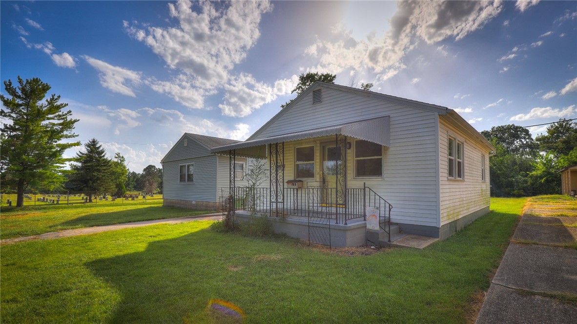 1007 N Woodlawn Avenue Property Photo 3