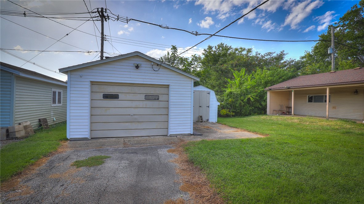 1007 N Woodlawn Avenue Property Photo 5