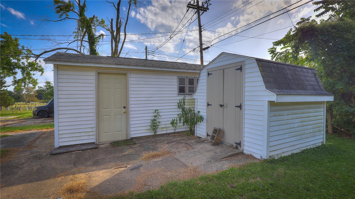 1007 N Woodlawn Avenue Property Photo 6