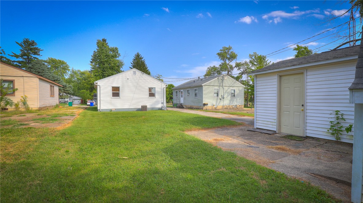 1007 N Woodlawn Avenue Property Photo 7