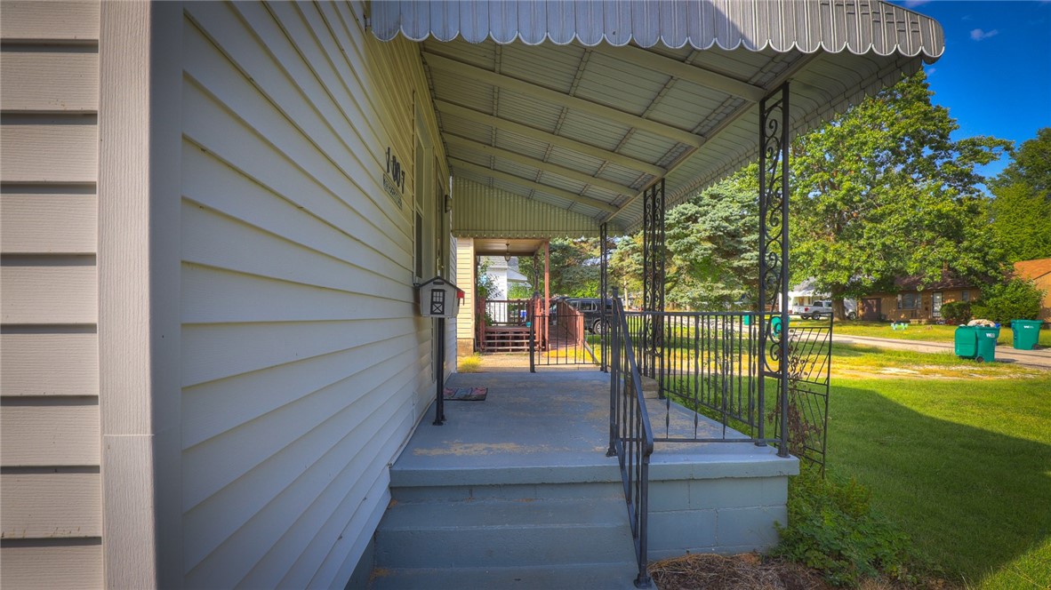 1007 N Woodlawn Avenue Property Photo 8
