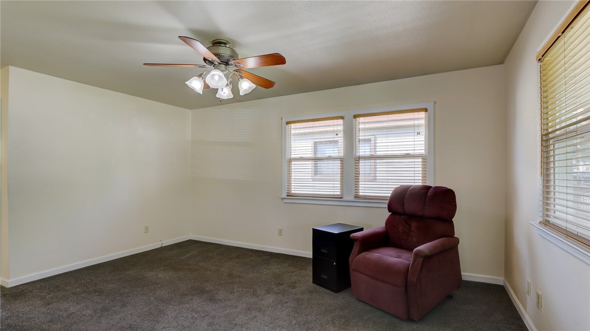1007 N Woodlawn Avenue Property Photo 10
