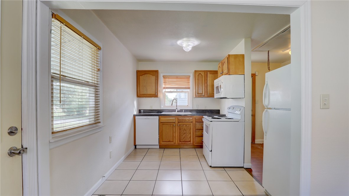 1007 N Woodlawn Avenue Property Photo 13