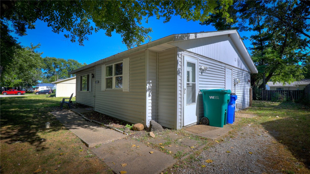 1963 Sir Richard Court Property Photo 4