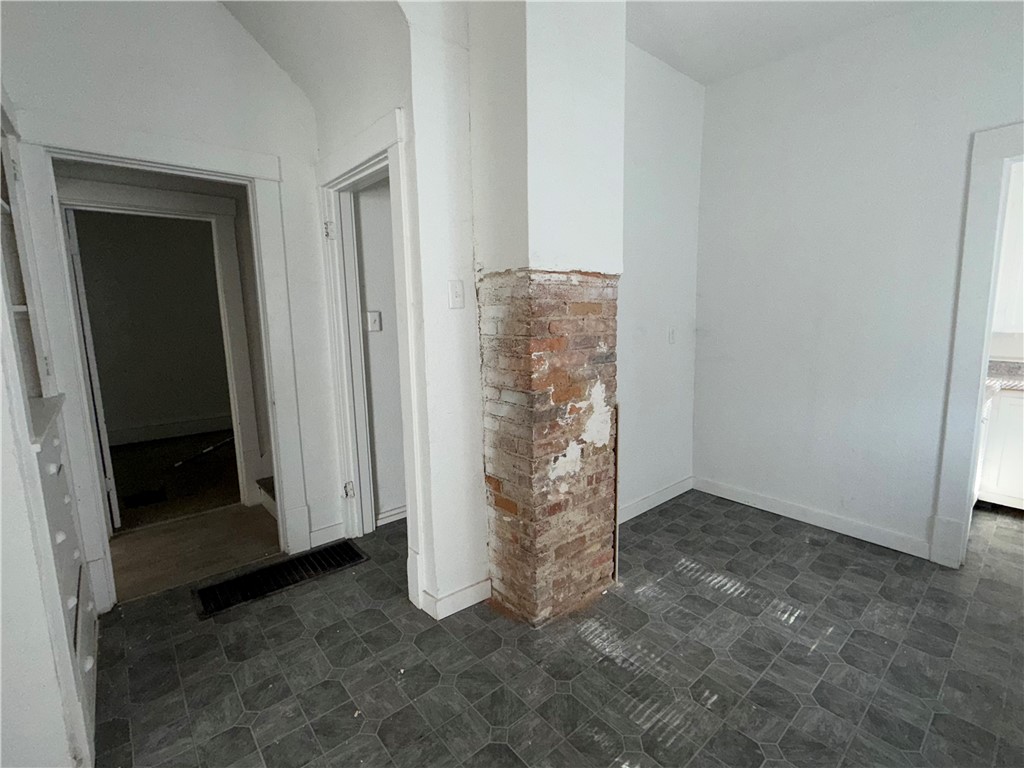 680 W Grand Avenue Property Photo 4