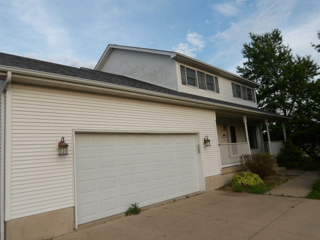 1035 Country Manor Property Photo 2