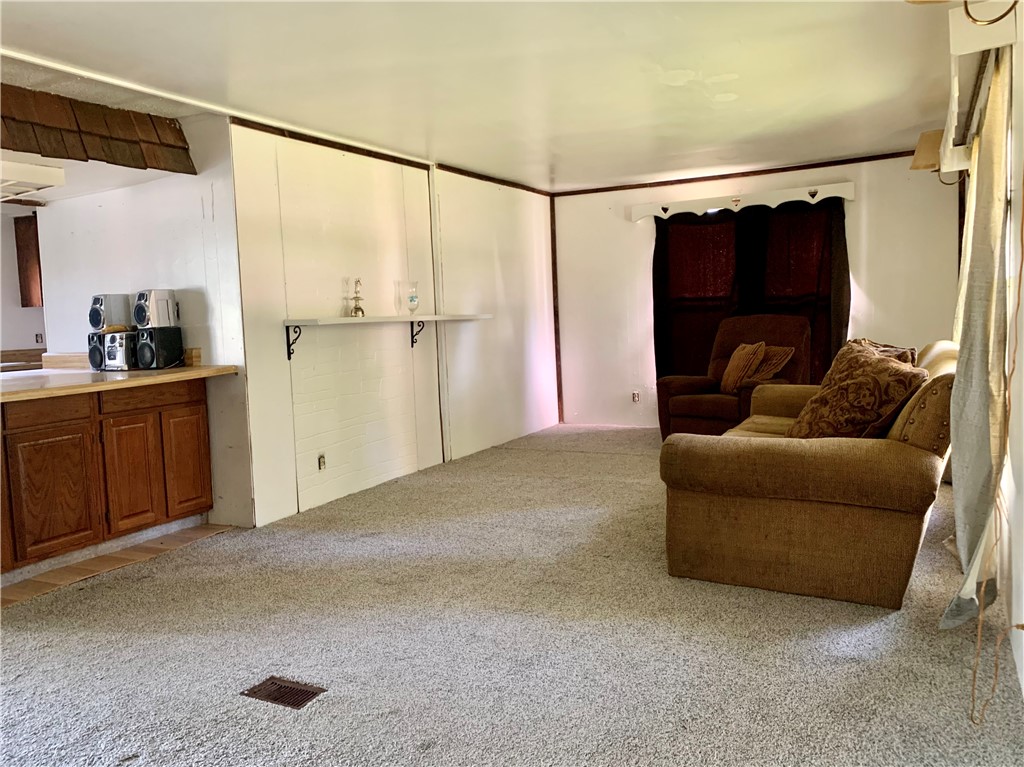 101 Oak Street Property Photo 6