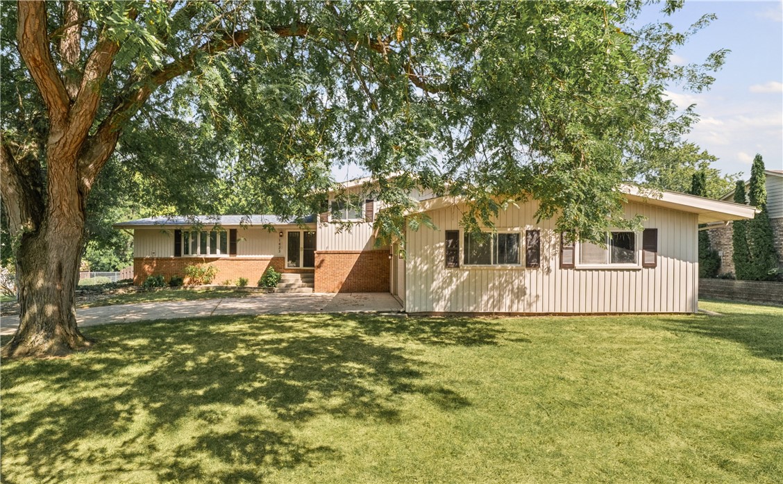 1423 Golf Terrace Property Photo 2